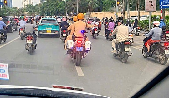 Bé trai 2 tháng tuổi sốt cao nghi nhiễm khuẩn được CSGT Hà Nội mở đường đến bệnh viện