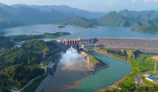 Chủ động ứng phó với mưa lớn, thủy điện Tuyên Quang mở cửa xả lũ