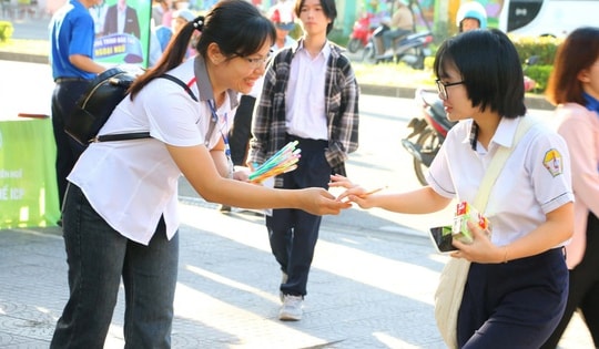 Thi tốt nghiệp THPT ở Huế: Môn Ngữ văn vắng 28 thí sinh, 1 em đến nhầm điểm thi