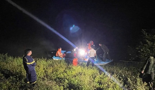 Tìm kiếm người đàn ông đuối nước khi đi bắt ốc