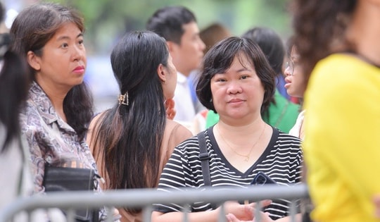 Phụ huynh thấp thỏm chờ con thi Ngữ văn: Kỳ thi tốt nghiệp THPT 2025 'nóng' từ cổng trường