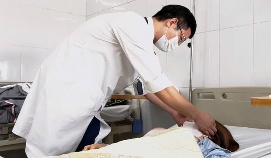 Người phụ nữ 32 tuổi nhập viện gấp sau khi tự nặn mụn trên trán