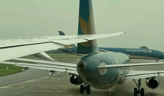 Chuẩn bị cất cánh, 2 máy bay bất ngờ va chạm tại sân bay Nội Bài