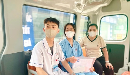 Xe cấp cứu cùng bác sĩ đón, đưa nữ sinh vừa phẫu thuật đi thi tốt nghiệp THPT