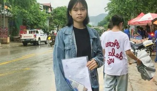 Cha qua đời trước ngày thi vài tiếng, nữ sinh đeo khăn trắng đi thi khiến ai cũng nghẹn lòng