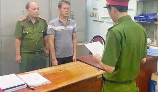 Bắt khẩn cấp đối tượng đập phá cổng nhà dân sau mâu thuẫn hát karaoke ồn ào