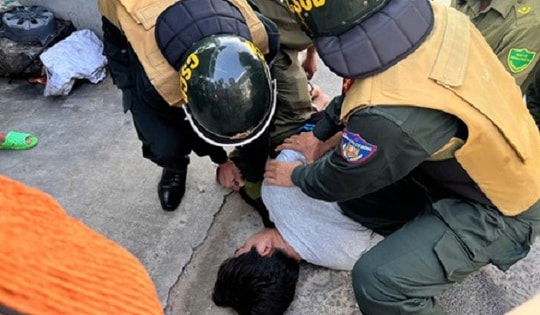 Khởi tố kẻ hành hung mẹ ruột, đâm cán bộ bảo vệ ANTT cơ sở