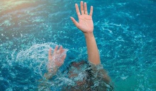 Bé trai 2 tuổi rơi xuống mương nước tử vong