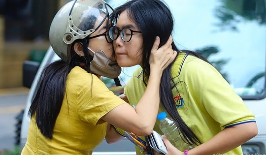 'Liều thuốc' xoa dịu và tiếp lửa sĩ tử thi tốt nghiệp THPT 2025