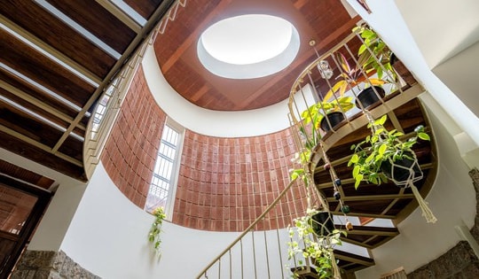 Khi thiết kế giếng trời nhà ống tránh mưa tạt cần lưu ý gì