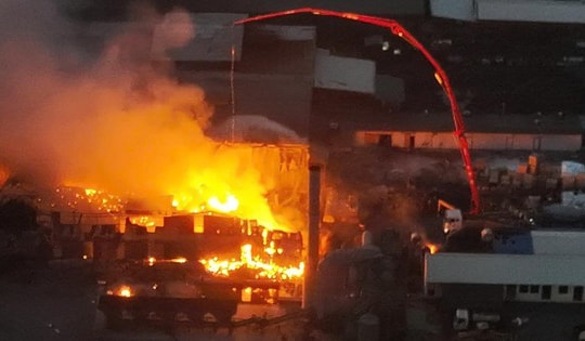 Khẩn trương khống chế đám cháy tại xưởng tái chế phế thải ở Hưng Yên