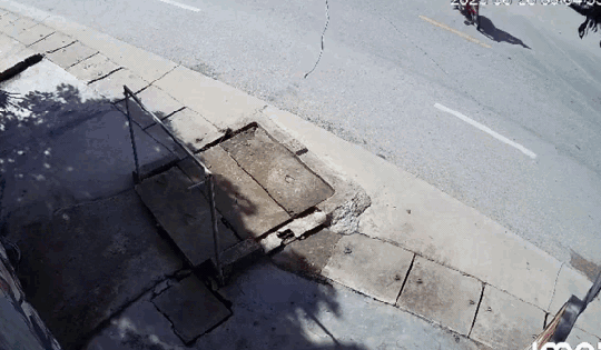 Sang đường ẩu trước đầu xe ben, người đàn ông thoát chết trong 'gang tấc'