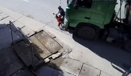 Sang đường ẩu, người đàn ông bị xe đầu kéo 'lùa' suýt mất mạng