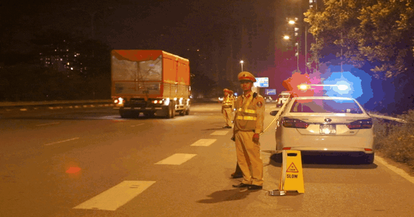 Tuần tra đêm, CSGT phát hiện xe khách nhồi 40 người trên xe 28 chỗ