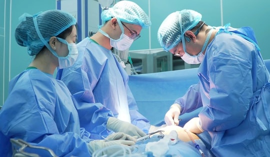 Người đàn ông nguy kịch do bị hàng xóm dùng đũa đâm xuyên mặt