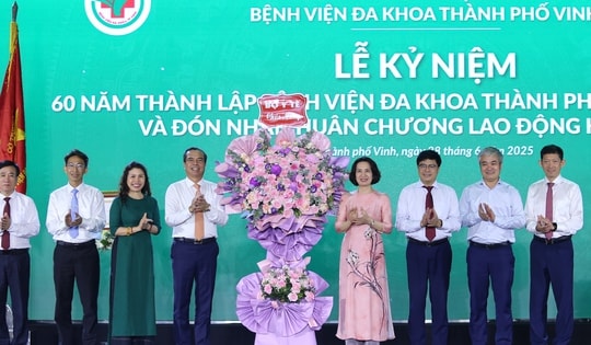 Bệnh viện Đa khoa TP Vinh kỷ niệm 60 năm thành lập và đón nhận Huân chương Lao động hạng Nhất