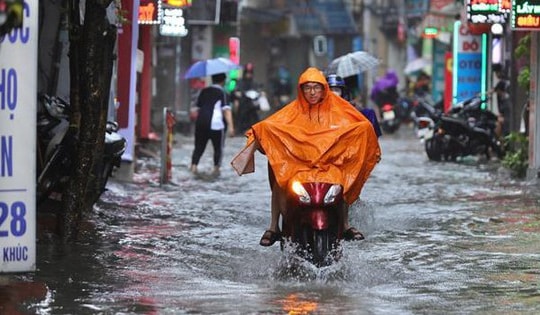 Miền Bắc bước vào đợt mưa rất lớn, cảnh báo rủi ro thiên tai