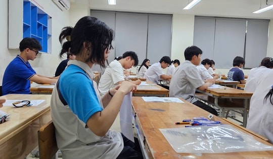 Đề thi tốt nghiệp THPT 2025: Thách thức 'vượt ngưỡng' từ Toán và Tiếng Anh