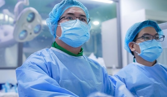 Té ngã vào dây kẽm gai tổn thương động mạch cảnh khiến
người đàn ông liệt nửa người