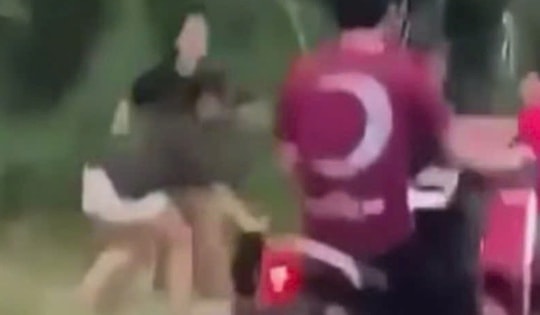 Hai nhóm nữ sinh chém nhau, 2 người nhập viện