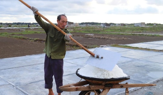 Nghề làm muối bên cửa biển Lạch Quèn