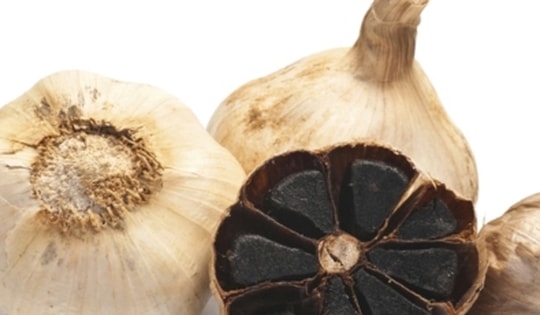 Những người nên hạn chế ăn tỏi đen