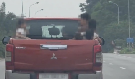 Hà Nội: Phạt nặng tài xế chở 6 trẻ em trên thùng xe bán tải