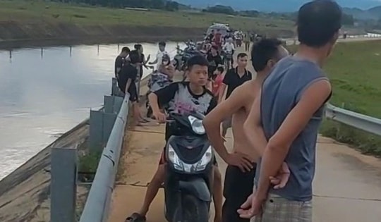 Lao xuống kênh cứu em, hai anh em ruột đuối nước thương tâm