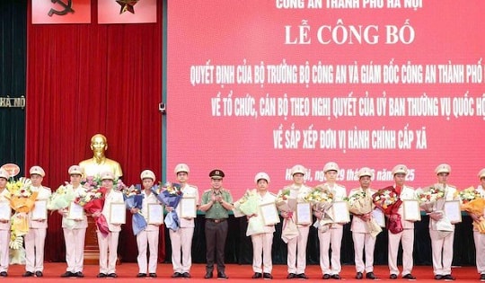 Hà Nội công bố quyết định của Bộ trưởng Bộ Công an về tổ chức cán bộ 126 đơn vị hành chính cấp xã