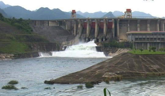 Nguy hiểm tiềm ẩn khi chơi ở bờ sông lúc thủy điện xả lũ