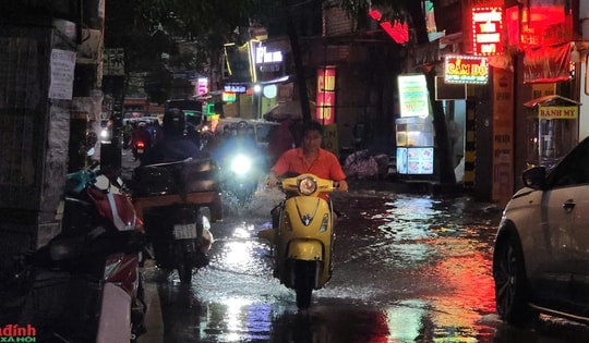Hà Nội: Nhiều tuyến phố ngập sâu sau cơn mưa lớn giờ tan tầm