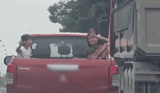 Lái xe bán tải chở 6 cháu bé trên thùng xe, chạy băng băng trên Đại lộ Thăng Long