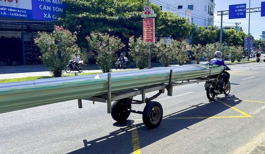 Hiểm họa rình rập từ xe ba gác chở cồng kềnh trên đường phố