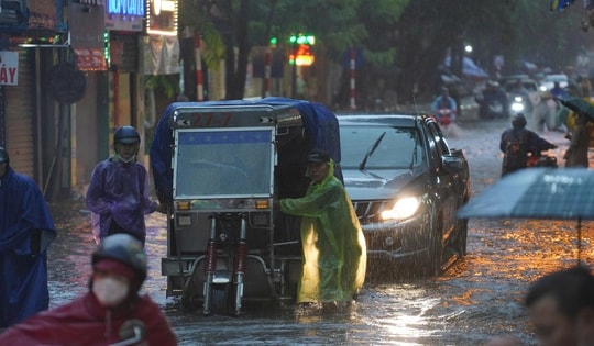 Mưa lớn giờ tan tầm, người dân Hà Nội 'bì bõm' về nhà
