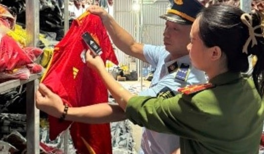 Khởi tố đối tượng buôn bán hơn 35.000 bộ quần áo thể thao giả nhãn hiệu lớn