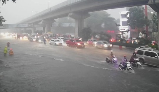 Hà Nội mưa dông mạnh, nhiều tuyến phố ngập úng chiều nay
