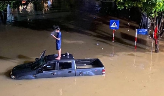 Thái Nguyên ngập nặng do mưa lớn cấp tập