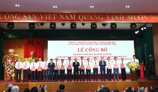 Hà Tĩnh công bố các quyết định về sắp xếp đơn vị hành chính, tổ chức bộ máy