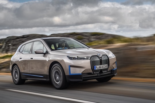 BMW triệu hồi hơn 70 nghìn xe điện do lỗi phần mềm khiến xe ngắt điện bất ngờ