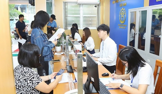 Người dân Hà Nội làm thủ tục thuận tiện trong ngày đầu vận hành chính quyền 2 cấp