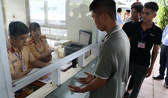 Thi sát hạch GPLX tại Hà Nội: Gần 1.300 người dự thi, chỉ 44% đạt