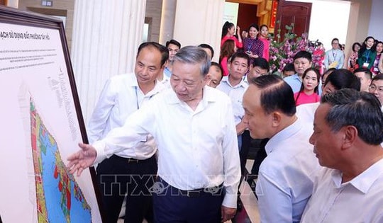 Tổng Bí thư kiểm tra hoạt động của chính quyền địa phương hai cấp tại phường Tây Hồ