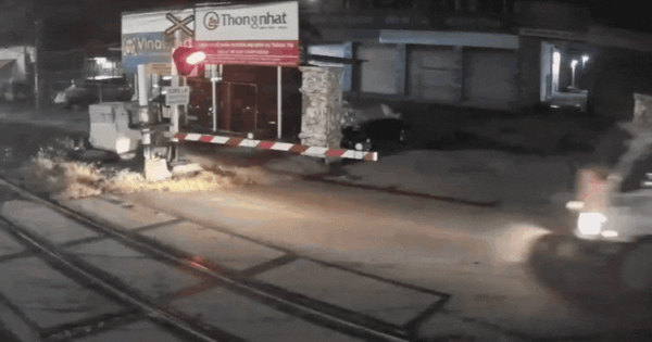 Hà Nội: Tài xế xe tải đâm thẳng vào barie chắn tàu bất chấp tín hiệu dừng