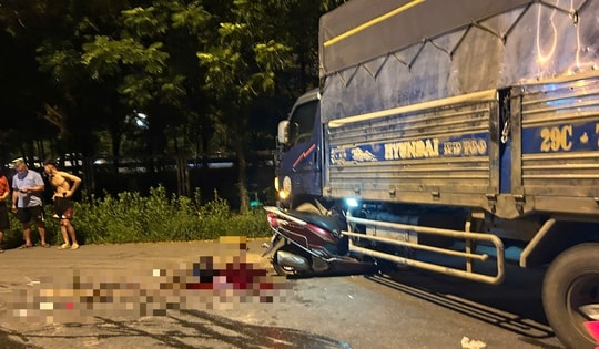 Xe máy găm chặt vào hông xe tải sau va chạm trên đường gom Võ Nguyên Giáp