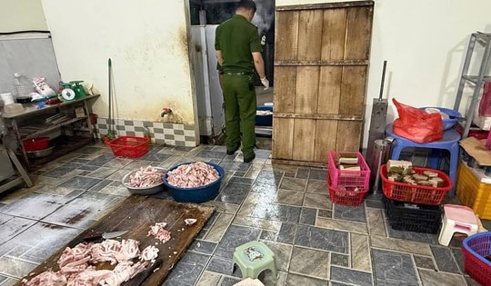 Trộn hàn the vào giò chả, 2 người bị khởi tố
