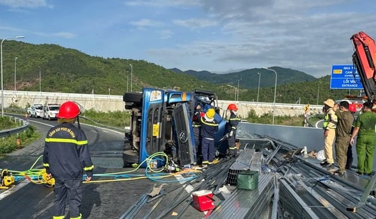 2 người tử vong thương tâm sau cú lật xe tải trên đường dẫn cao tốc