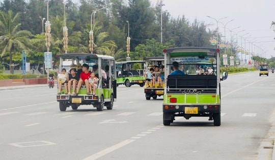 Gần 300 xe điện du lịch Cửa Lò nguy cơ ‘nằm bãi’ vì vướng quy định mới