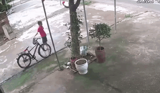 Chạy theo người lớn qua đường, bé trai bị xe container cán tử vong