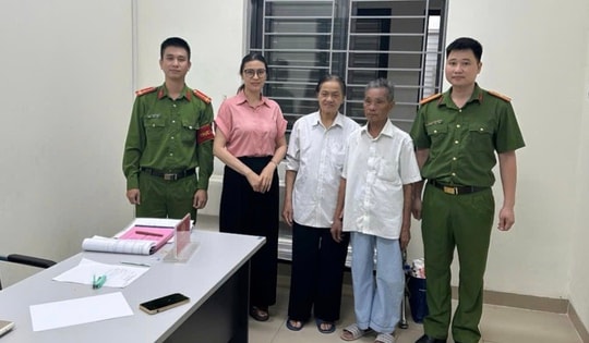 Cụ ông đi lạc giữa chiều muộn, được công an xã đưa về với gia đình