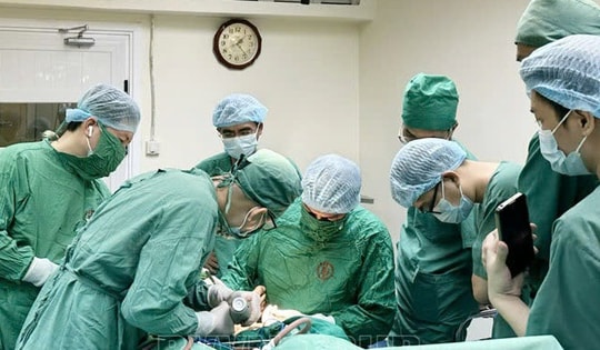 Nối chi, giữ lại cẳng chân gần như đứt rời cho người bệnh bị tai nạn máy cắt cỏ